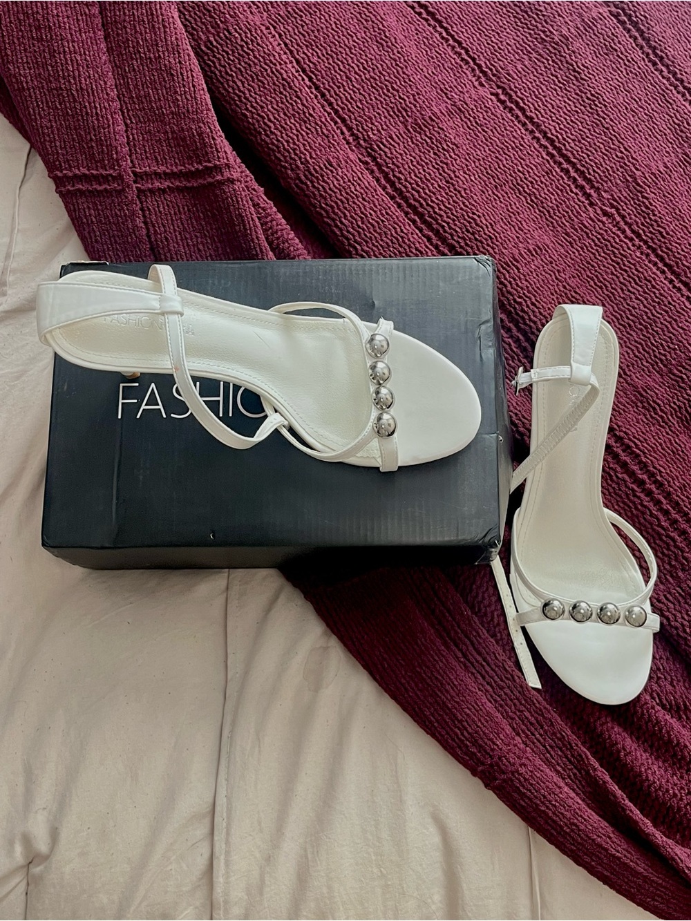 Fashion Nova Elegant White Strappy Sandals with Metallic Accent